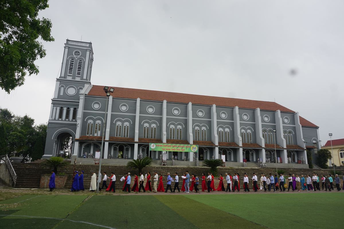 Đoàn rước tiến vào Nhà thờ