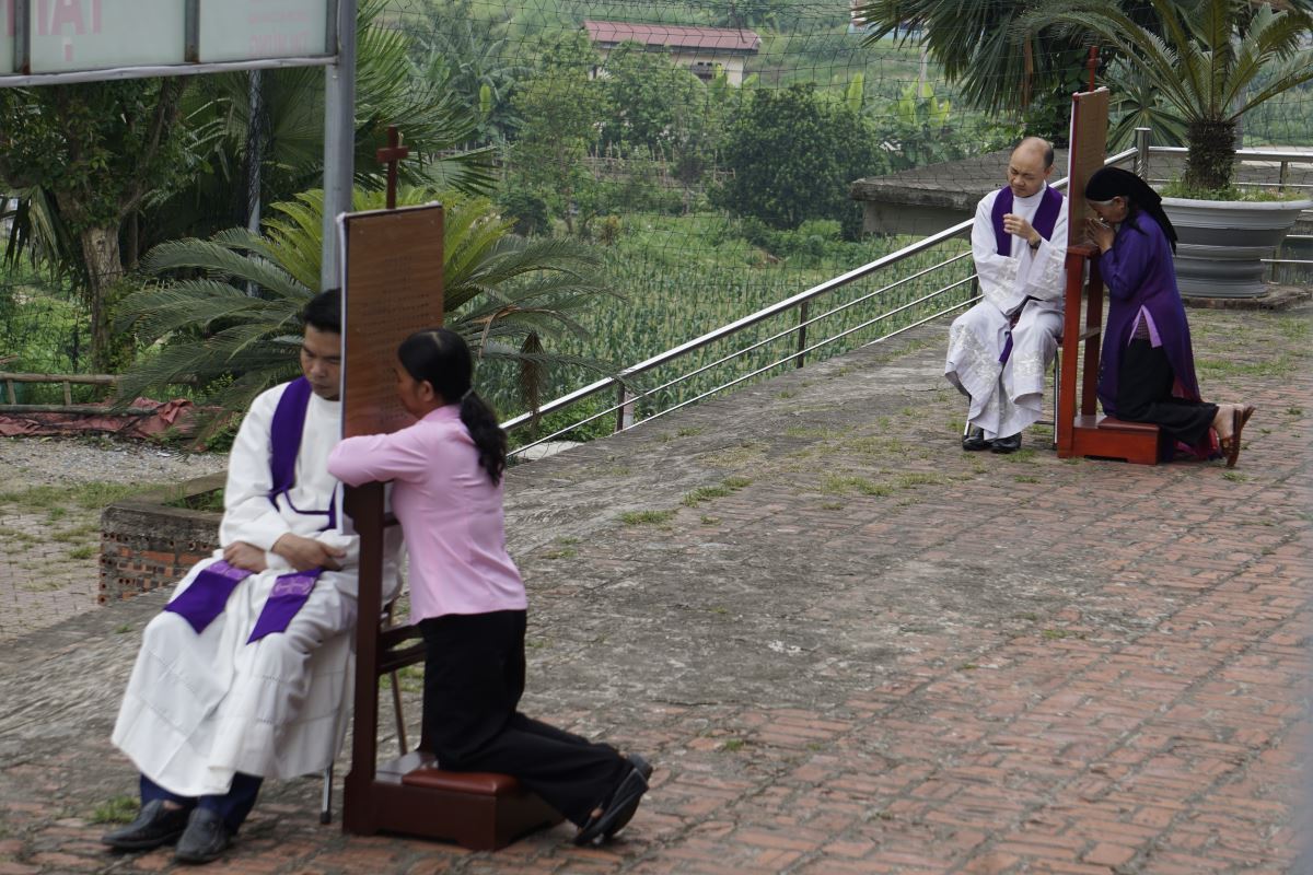 Lãnh nhận Bí tích Hòa giải,