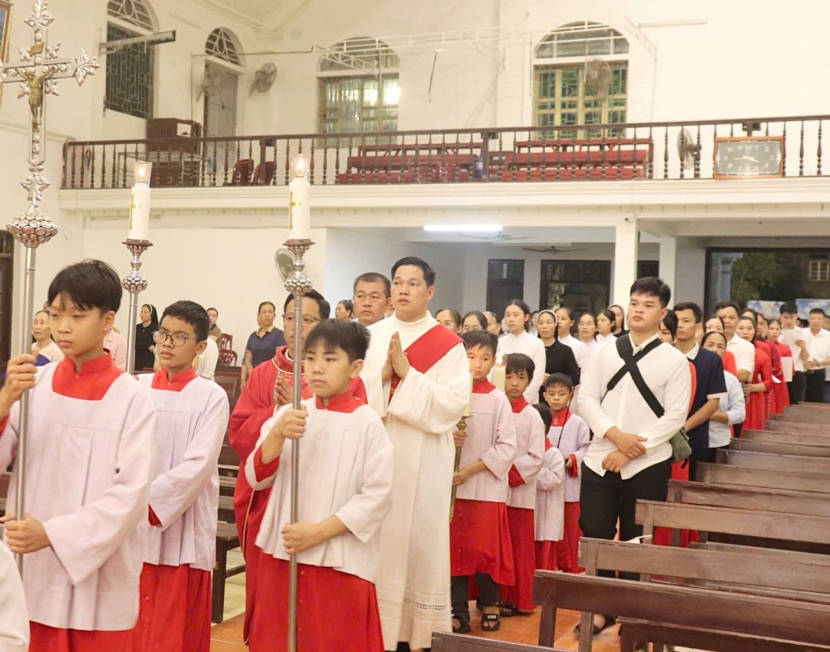 Đoàn rước tiến vào Nhà thờ để hiệp dâng Thánh lễ