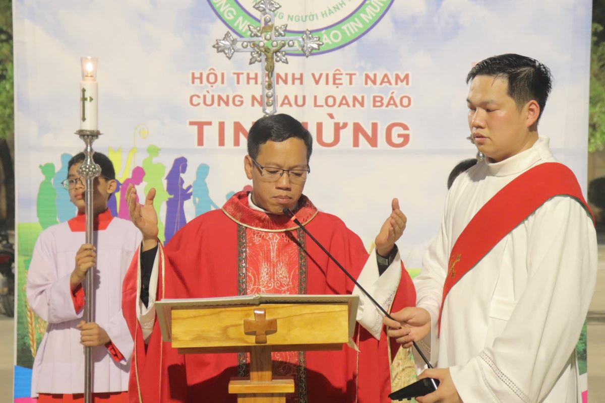 Cha Giuse Trần Minh Trọng chủ sự nghi thức hành hương