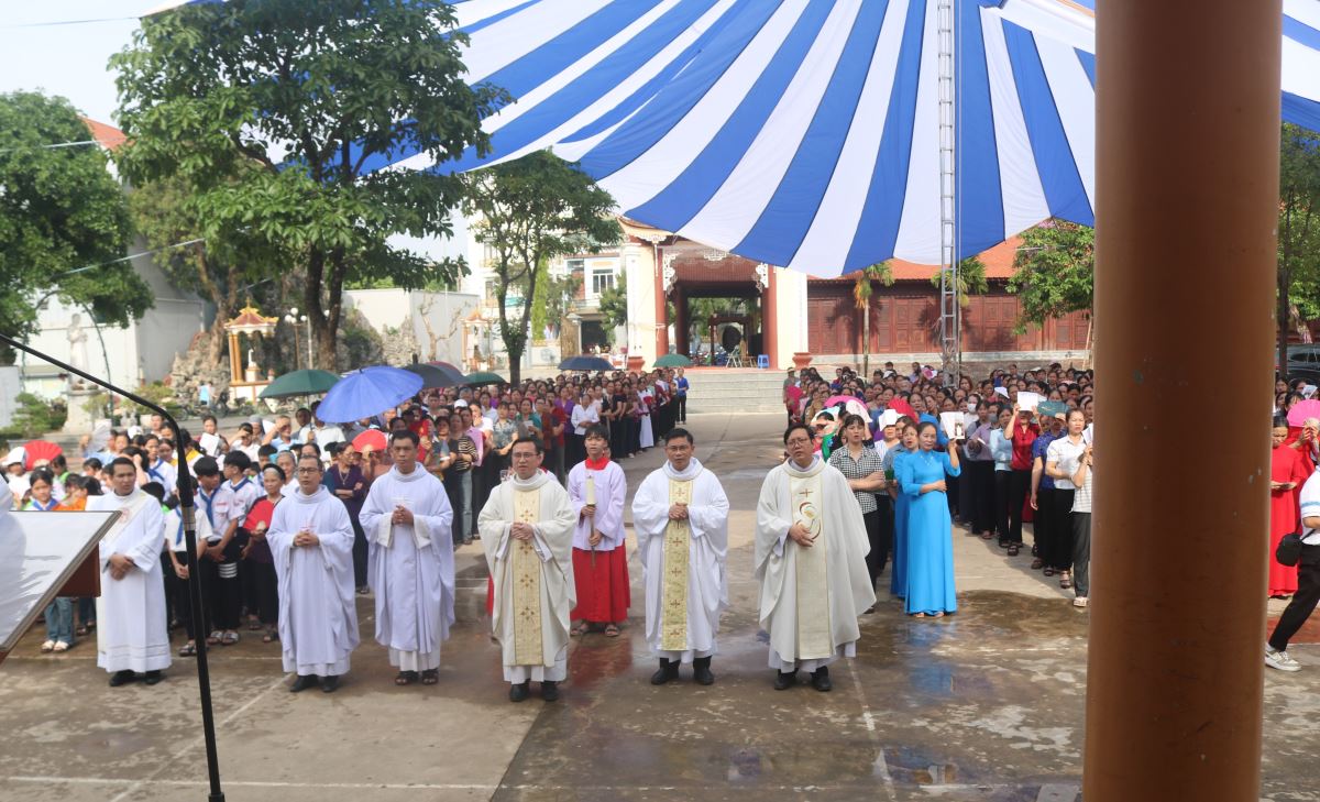 Quý Cha và cộng đoàn tham dự nghi thức hành hương