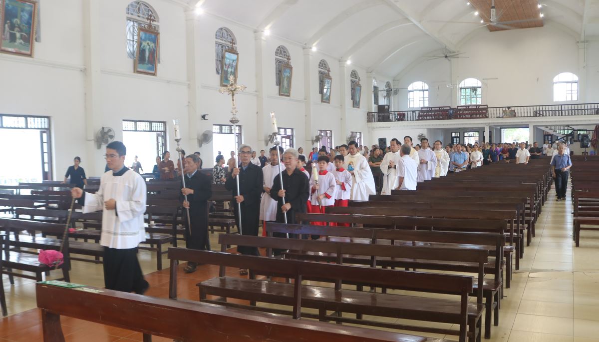 Đoàn rước di chuyển vào Nhà đa năng để tham dự Thánh lễ