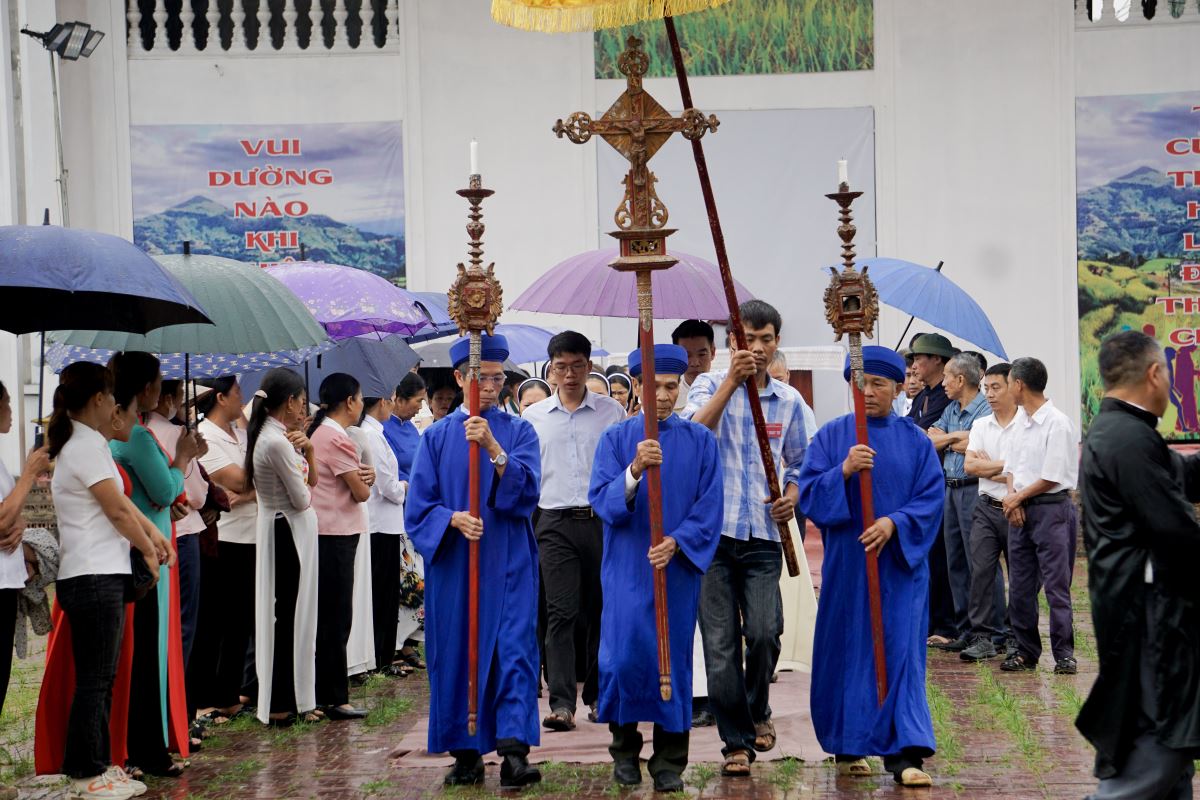 Đoàn hành hương tiến vào nhà thờ
