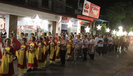 Giáo Họ Giữa Hiền - Giáo Xứ Hiền Quan Rước Kiệu Tôn Vinh Mẹ Maria