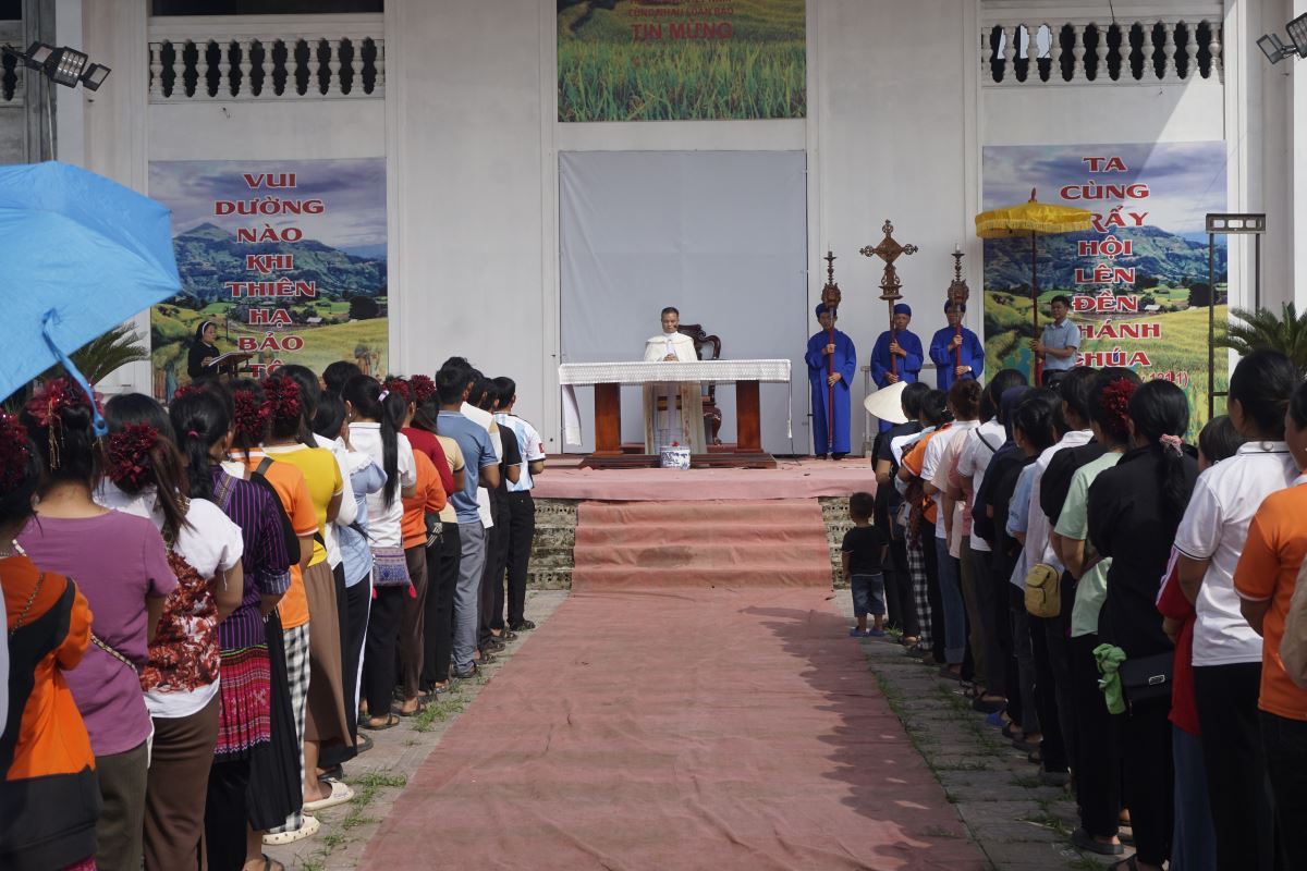 Cộng đoàn tham dự nghi thức hành hương