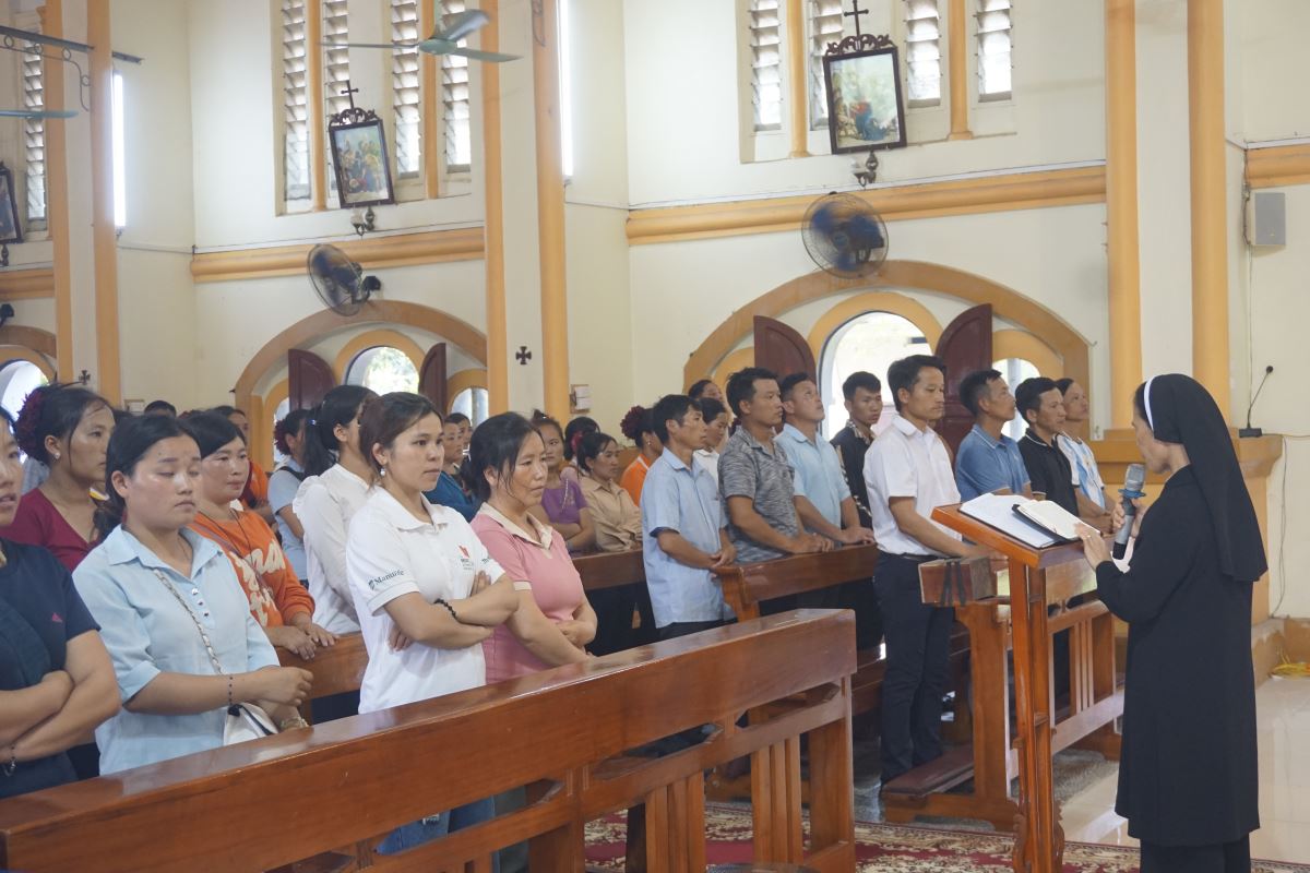 Cộng đoàn tham dự giờ tĩnh tâm