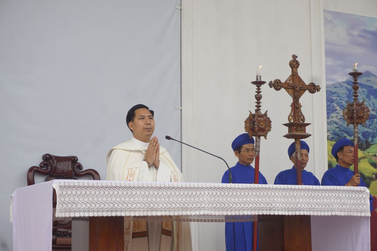 Cha Giuse Hoàng Trọng Tuấn chủ sự nghi thức hành hương