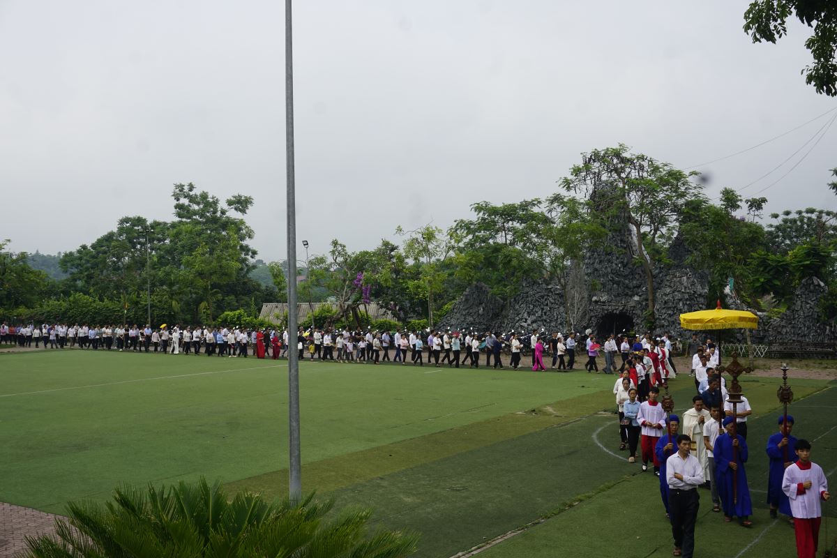 Đoàn hành hương bước theo Thánh giá tiến vào nhà thờ