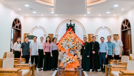 Đại Diện Chính Quyền Các Tỉnh, Thành Phố Chúc Mừng Đức Giám Mục Phụ Tá Tân Cử Phaolô Nguyễn Quang Đĩnh