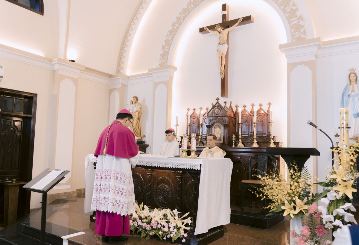 Đức cha Phụ tá Tân cử Phaolô đặt tay trên Sách Tin Mừng