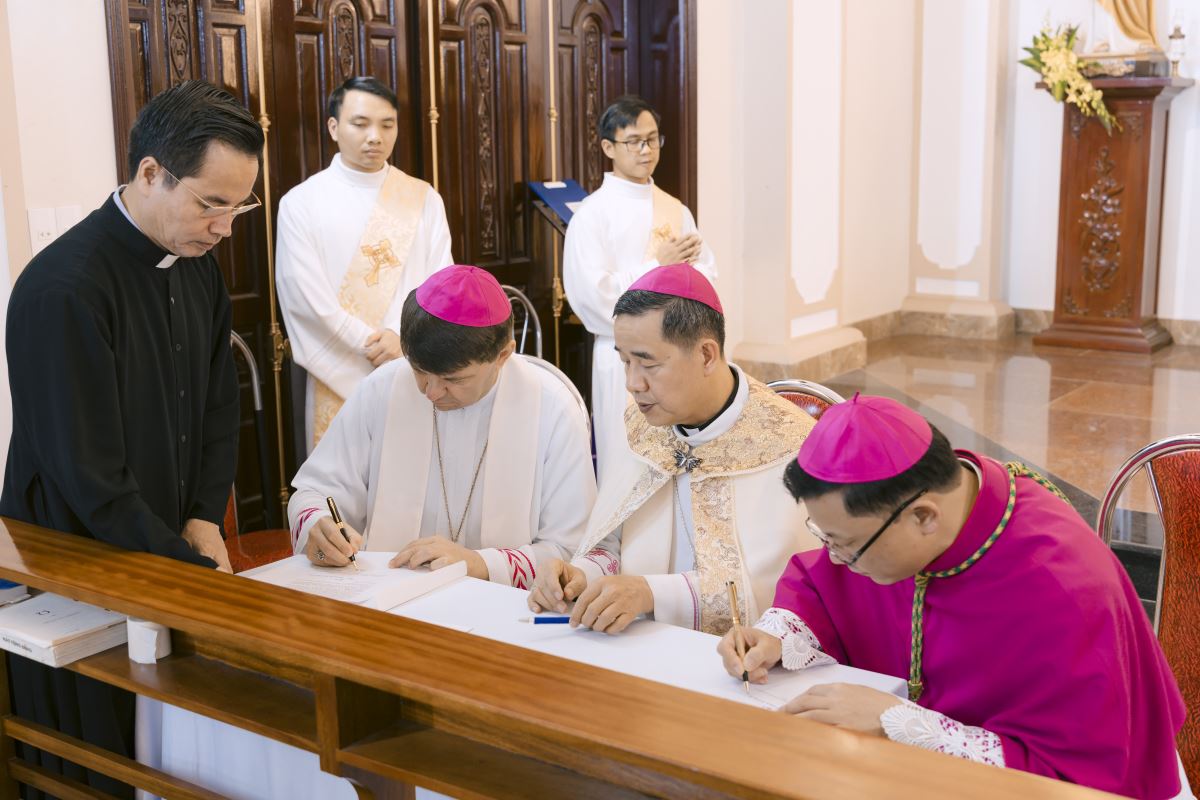 Ký xác nhận vào Bản tuyên xưng đức tin và tuyên thệ trung thành