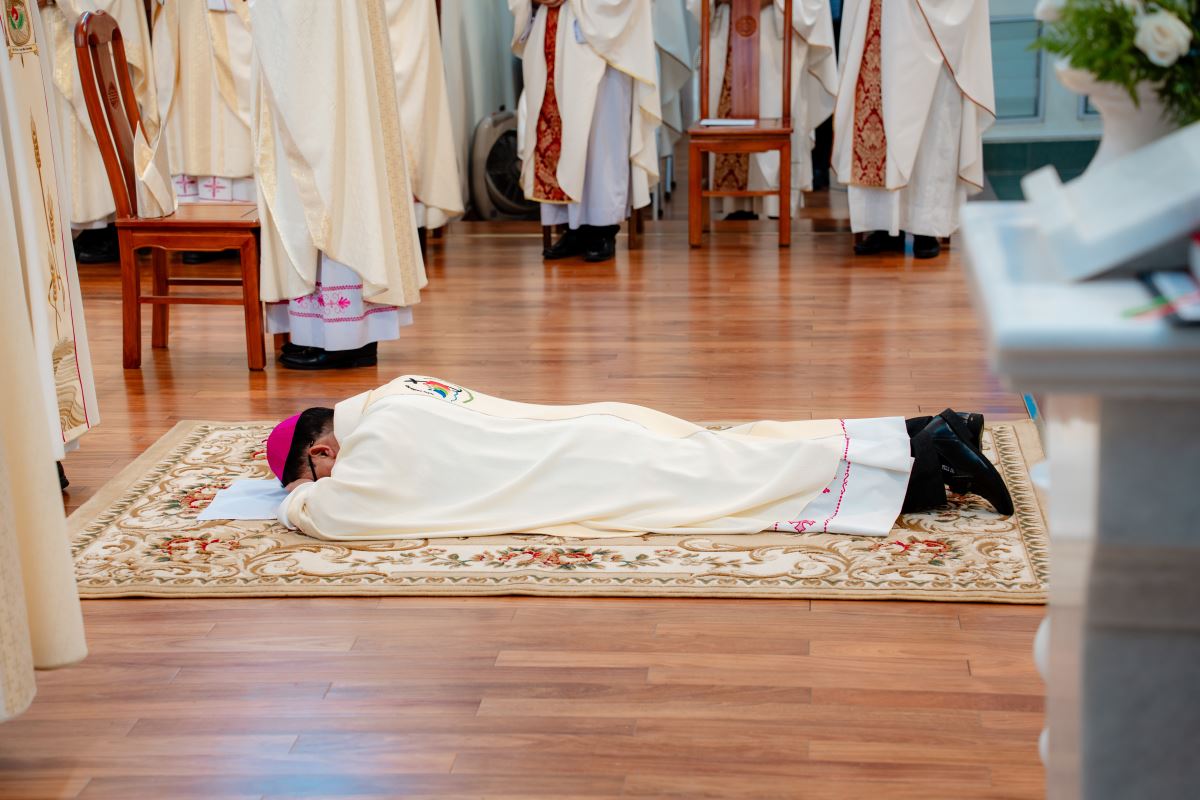 Tiến chức phủ phục trong khi cộng đoàn hát Kinh Cầu Các Thánh