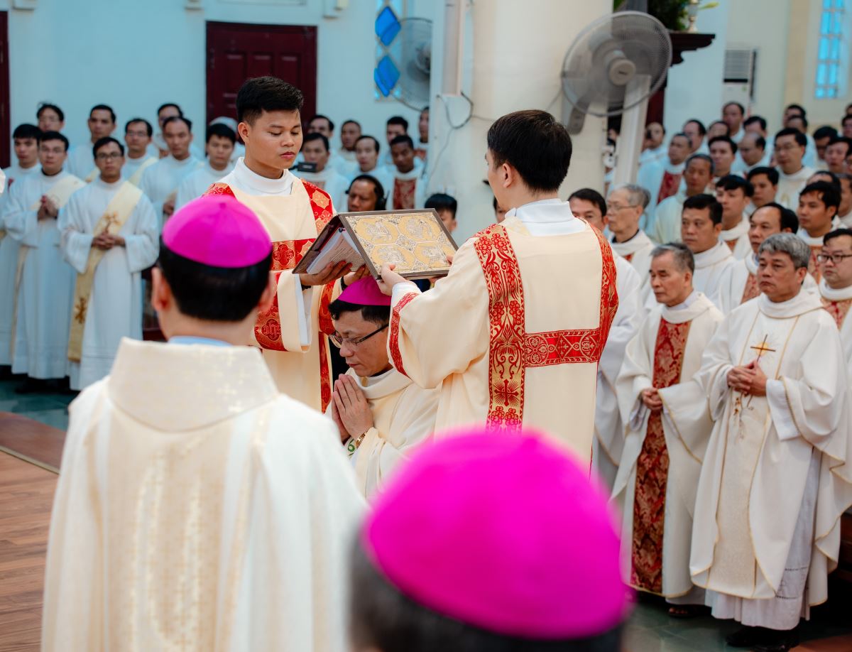 Đức Gm chủ phong đọc lời nguyện phong chức