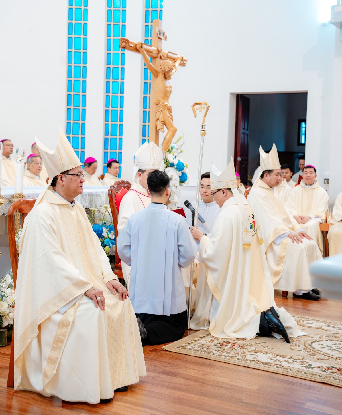 Đức Gm chủ phong trao gậy mục tử cho Đức tân Giám mục