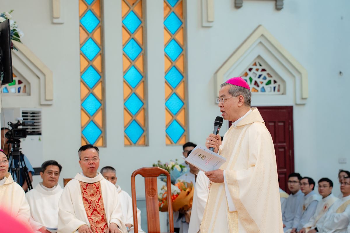 Đức TGM Giuse Nguyễn Năng - Chủ tịch HĐGMVN chúc mừng