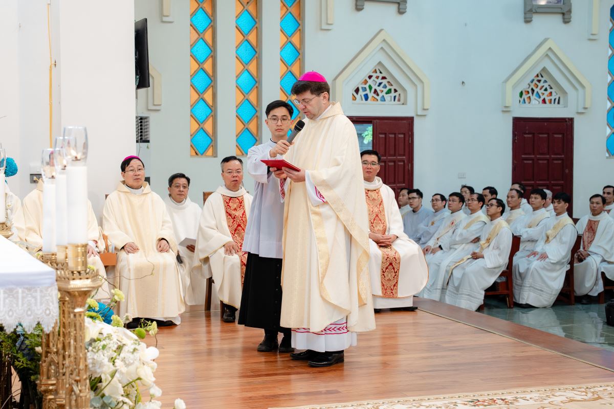 Đức TGM Marek Zalewski chúc mừng 