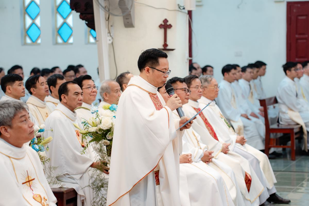 Cha Giuse Nguyễn Văn Úy – Tổng thư ký Hội đồng Linh mục Gp Hưng Hóa chúc mừng