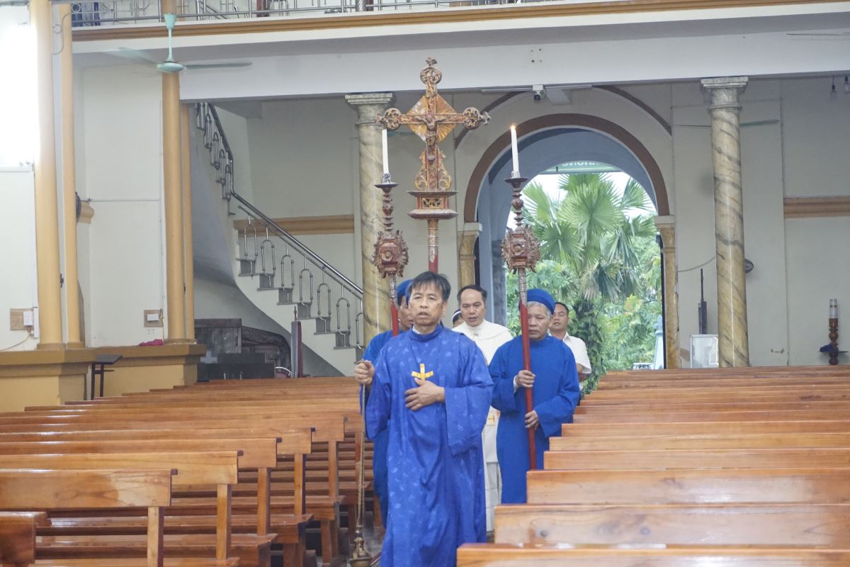 Đoàn hành hương tiến vào nhà thờ