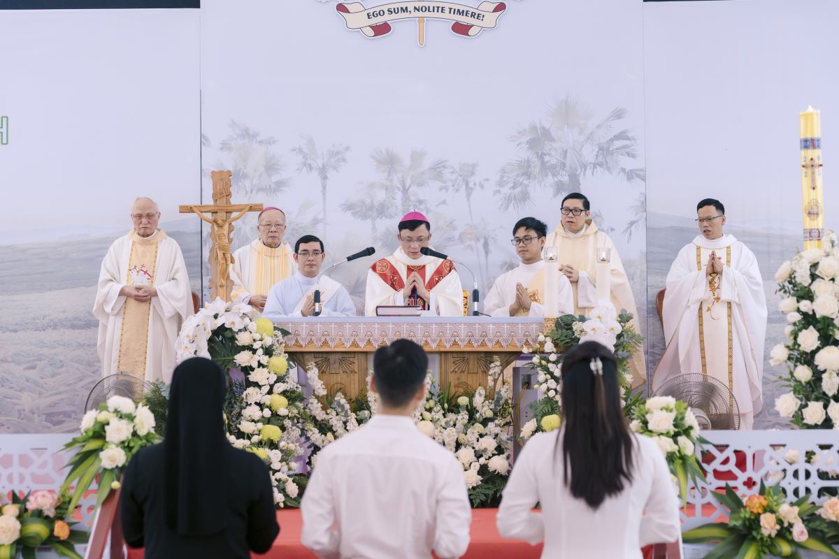 Đức cha Phaolô dâng Thánh lễ tạ ơn hồng ân Giám mục tại quê hương Giáo xứ Phù Lao 