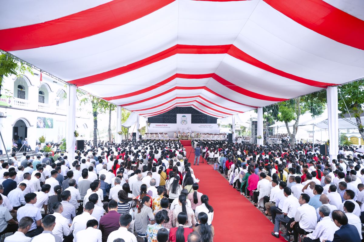 Đông đảo cộng đoàn sốt sắng hiệp dâng Thánh lễ Tạ ơn cùng Đức cha Phaolô tại quê hương Phù Lao