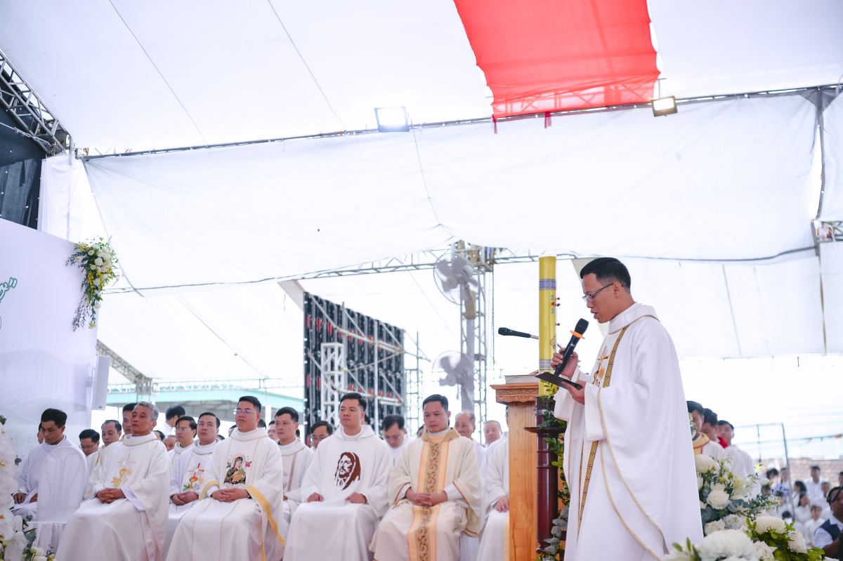 Cha Giuse Trần Minh Trọng – Chính xứ Phù Lao, thay lời cộng đoàn quê hương chúc mừng Đức cha Phaolô trong Thánh lễ Tạ ơn