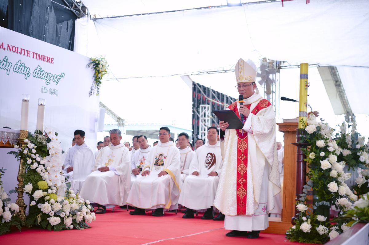 Đức cha Phaolô dâng lời tạ ơn Thiên Chúa và bày tỏ lòng tri ân với cộng đoàn