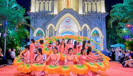 Giáo họ Ngô Tề - Giáo xứ Vĩnh Lộc: Rước kiệu và dâng hoa tôn vinh Đức Mẹ