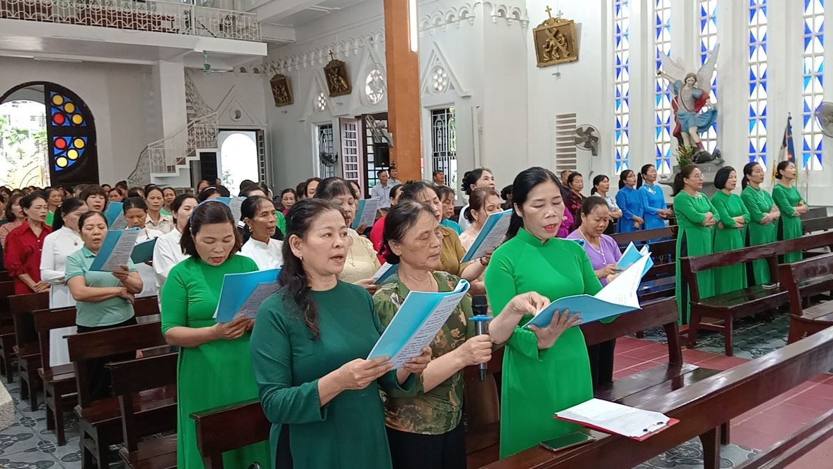 Cộng đoàn tham dự giờ khấn Đức Mẹ Hắng Cứu Giúp