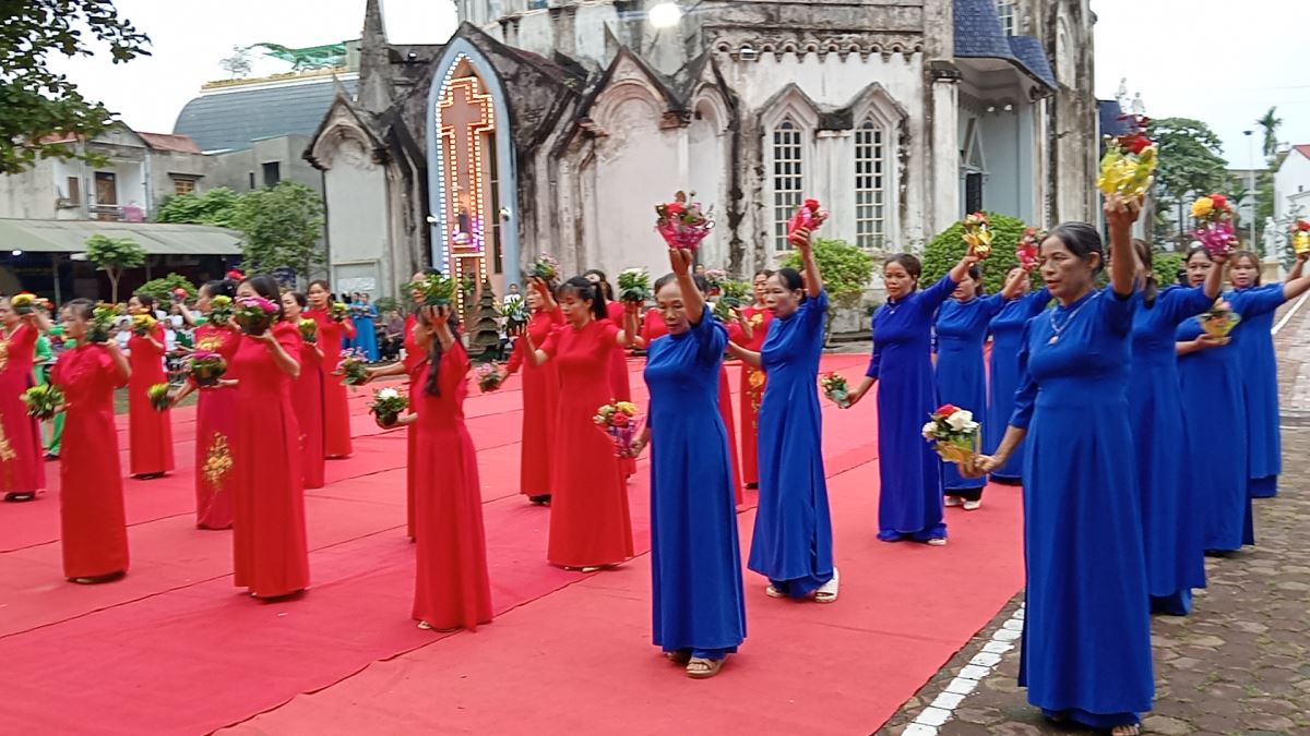 Hình ảnh dâng hoa của xứ Yên Hưng, giáo họ Yên Thái, Khe 4, dâng hoa đồng tiến 