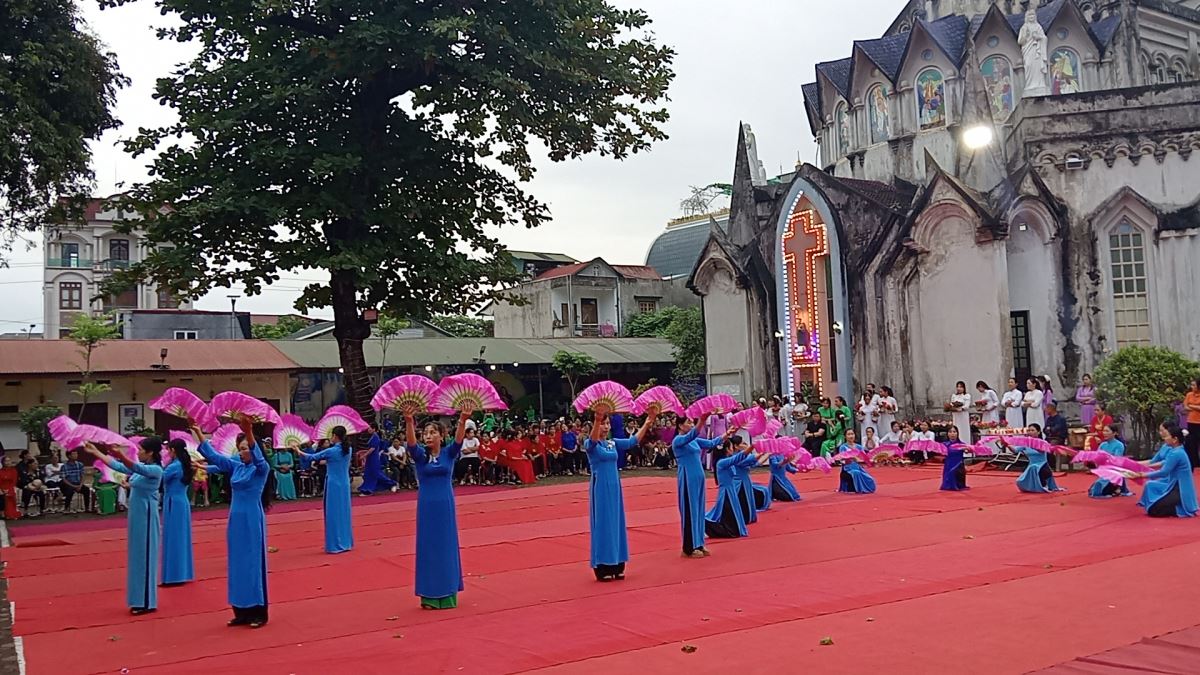 Hình ảnh các giáo họ dâng hoa tại Yên Bái