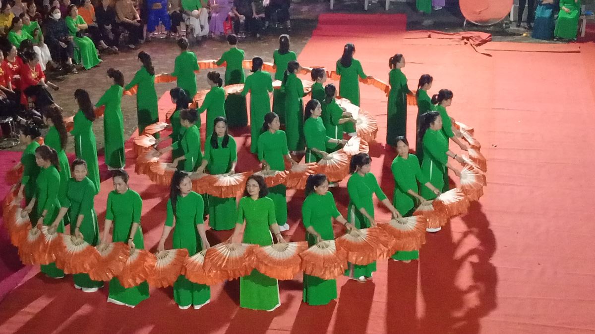 Hình ảnh Giáo họ Yên Bái dâng hoa kính Đức Mẹ