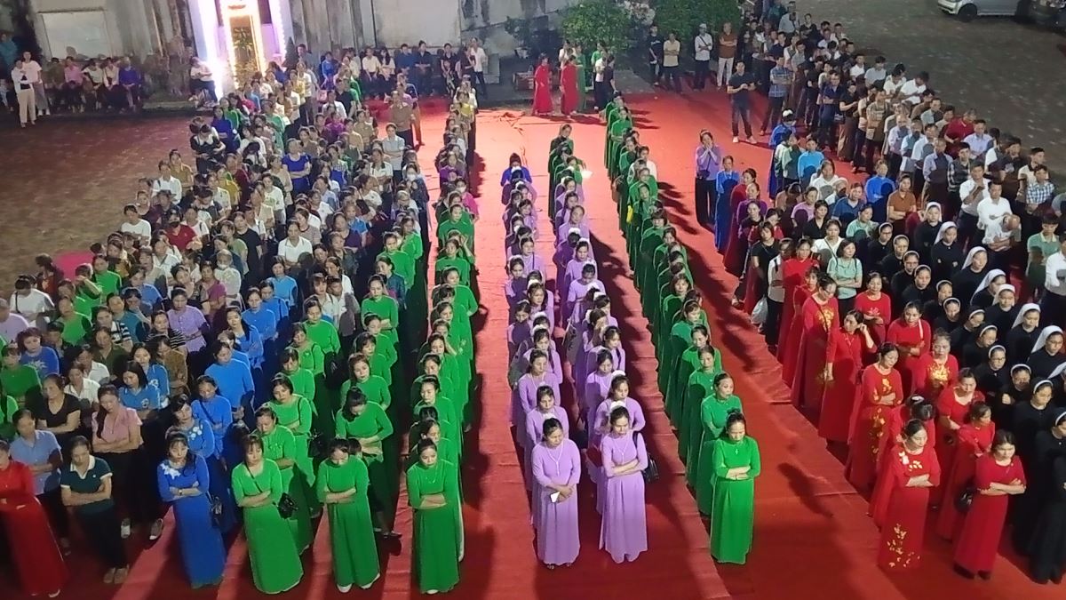 Cộng đoàn sốt sắng tham dự nghi thức hành hương