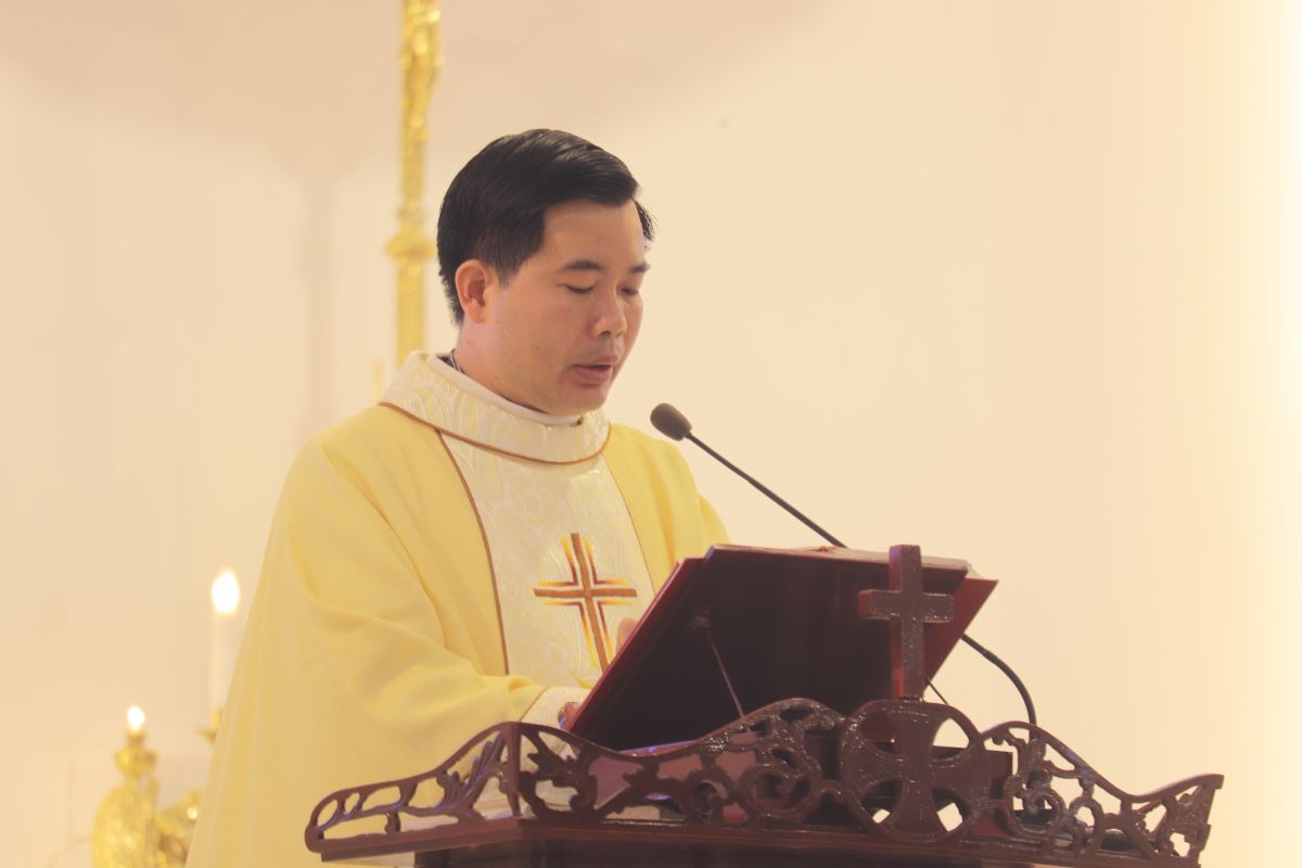  Cha Phêrô Nguyễn Công Lục giảng lễ