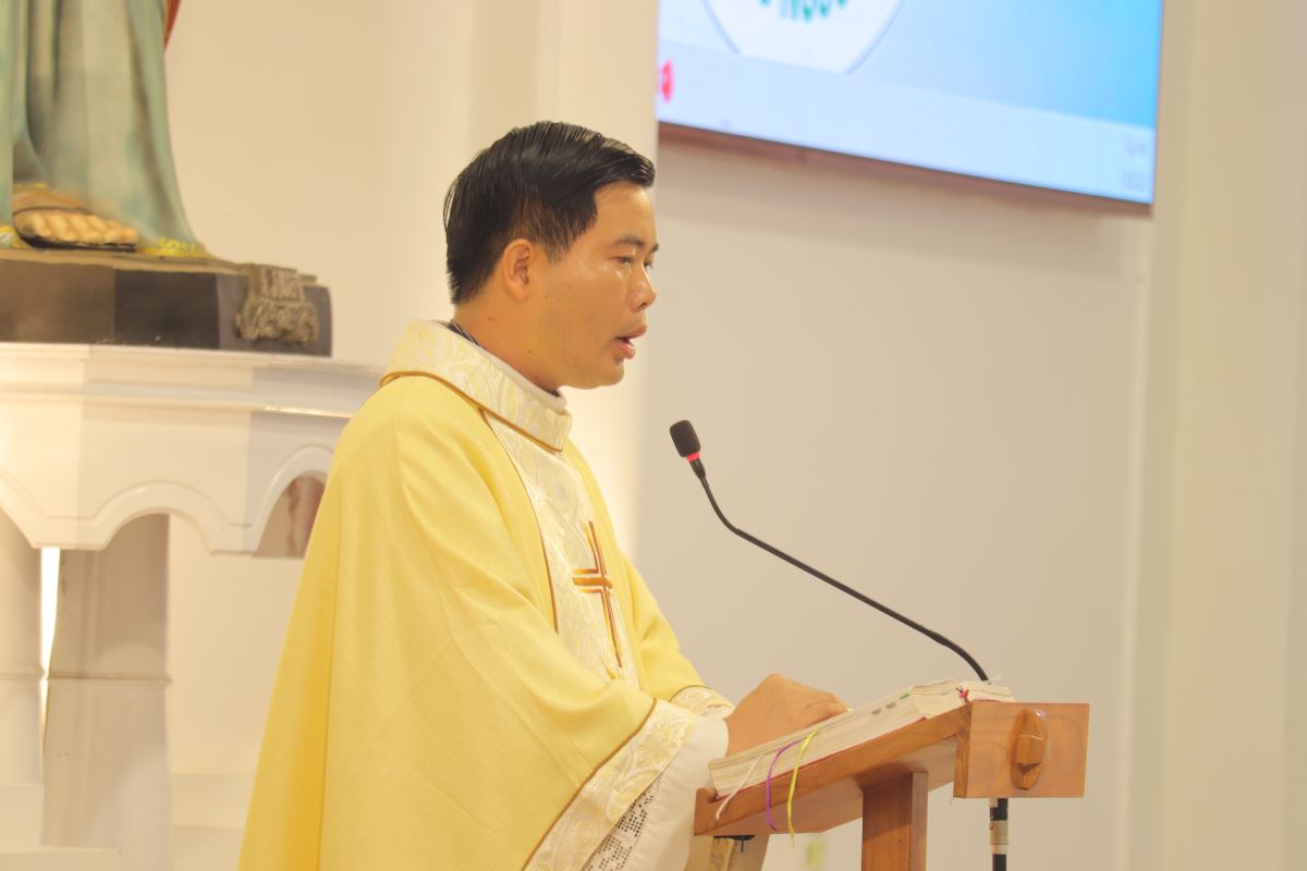 Cha chủ tế ngỏ lời với cộng đoàn