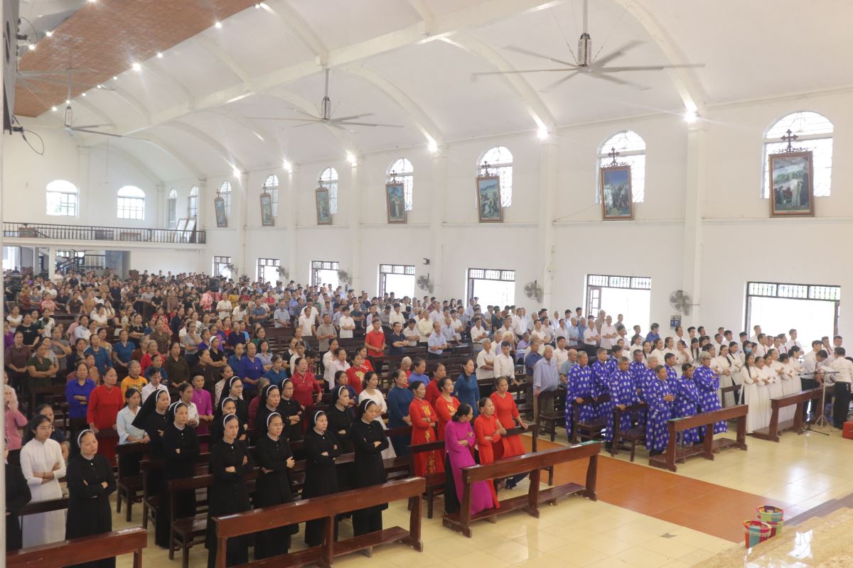 Cộng đoàn sốt sắng tham dự Thánh lễ