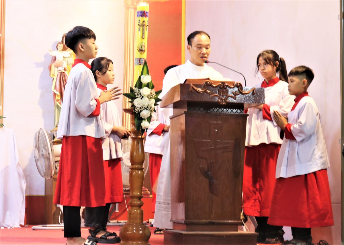 Thầy Phó tế Giuse Nguyễn Tiến Huy công bố Tin mừng và giảng lễ