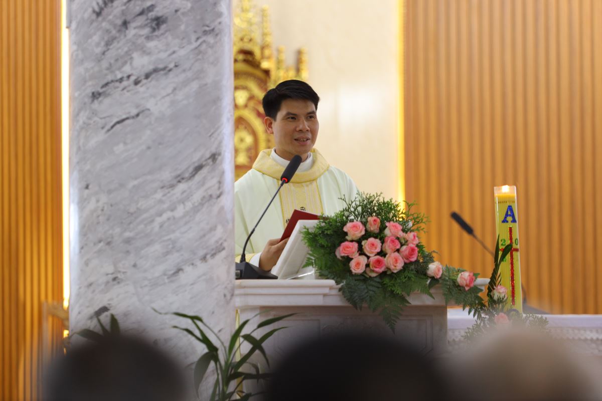 Cha Nguyễn Văn Sơn giảng lễ