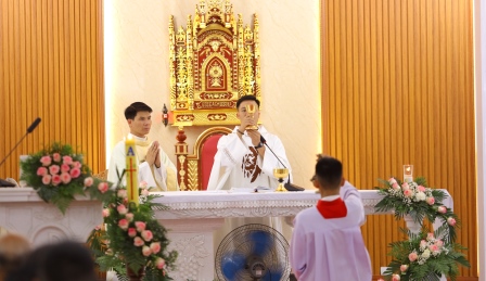 Giáo họ Đức Phong – Giáo Xứ Thanh Uyên - Rước kiệu và dâng hoa kính Đức Mẹ