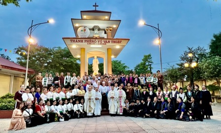 Đại diện các sắc tộc hành hương Năm Thánh tại nhà thờ giáo xứ Hà Thạch