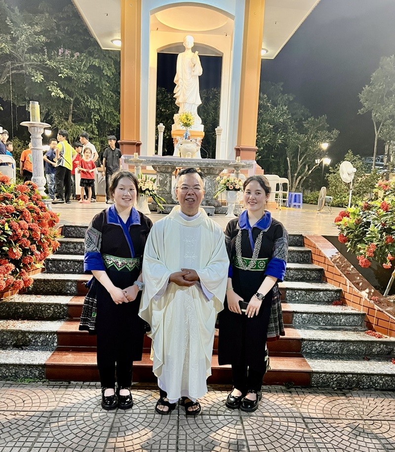 Người đồng bài H'mong cùng cha Chủ tịch UBLBTM