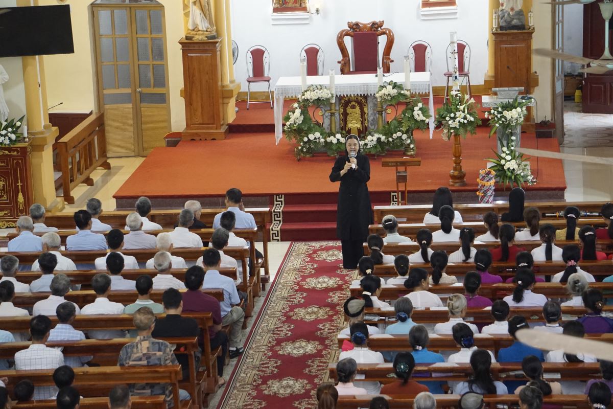 Cộng đoàn lắng nghe chia sẻ