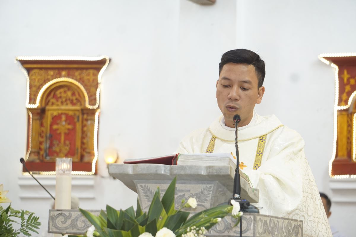 Cha Giuse Vũ Hồng Khanh giảng lễ