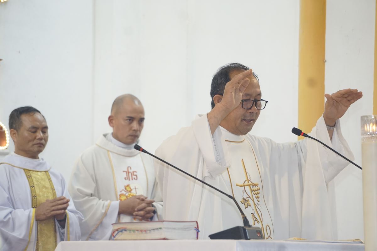 Cha chủ tế ban phép lành với Ơn toàn xá cho cộng đoàn hiện diện