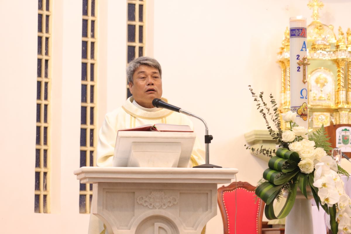 Cha xứ Giuse Nguyễn Đình Tuyến giảng lễ