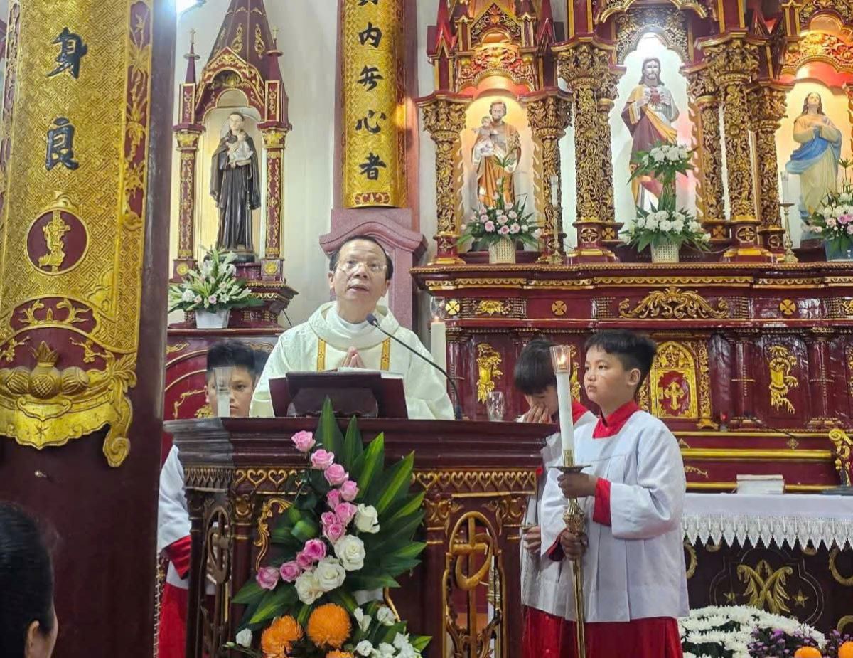 Cha xứ Giuse Nguyễn Trọng Dưỡng công bố Tin mừng và giảng lễ