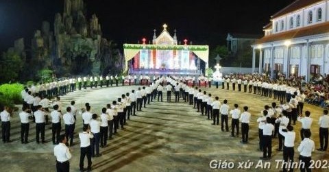 Giáo Xứ An Thịnh Dâng Hoa Kính Đức Mẹ Và Thánh Tâm Chúa Giêsu