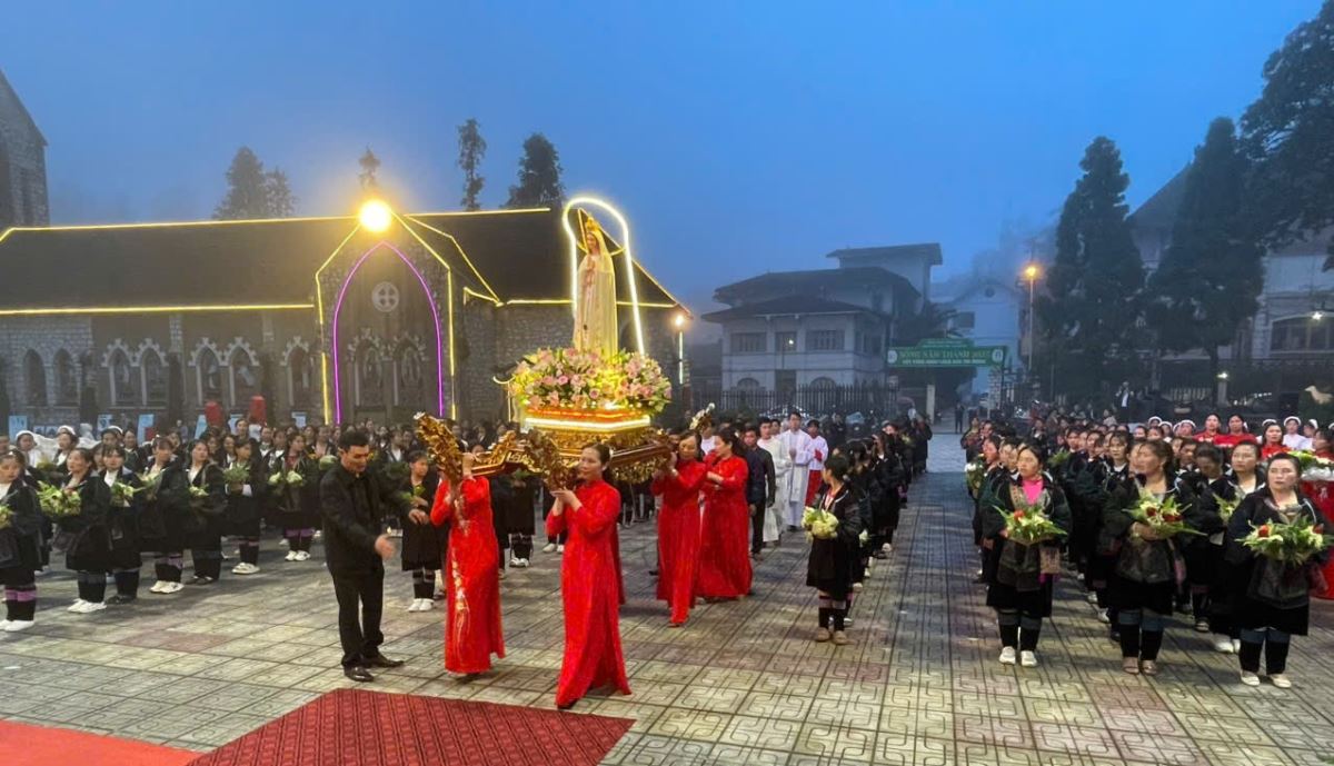 Cộng đoàn cung nghinh kiệu Đức Mẹ