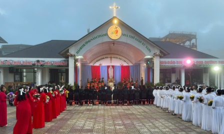 Giáo Xứ Sapa Kết Thúc Tháng Dâng Hoa Kính Đức Mẹ 2025