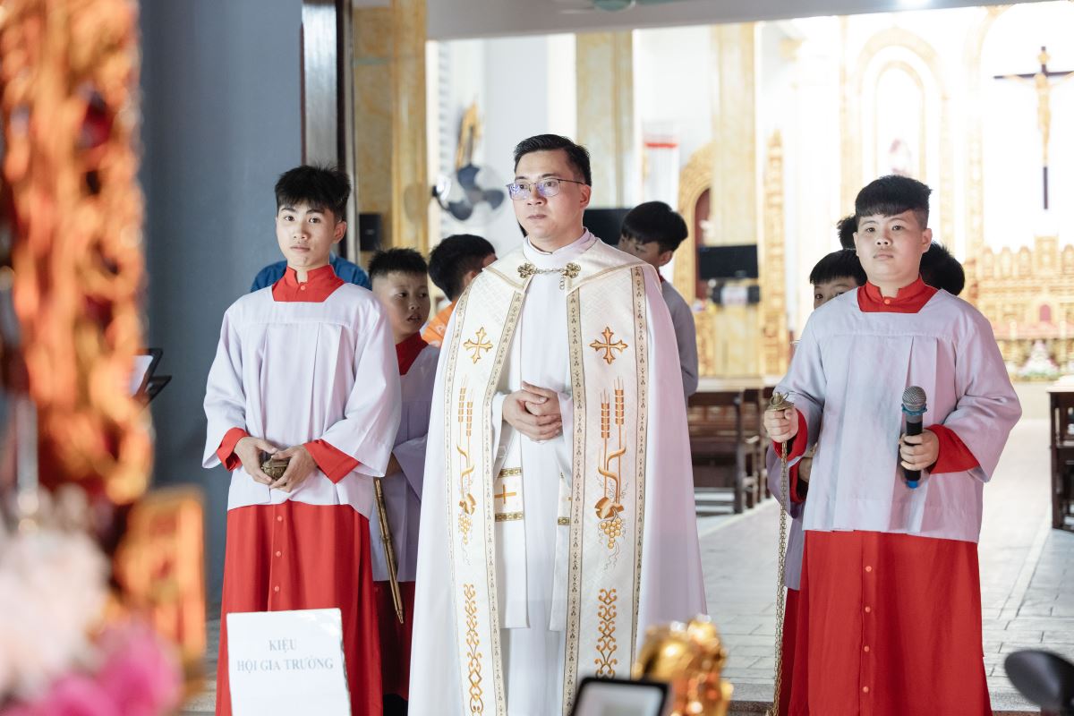 Cha phó Giuse chủ sự cuộc rước