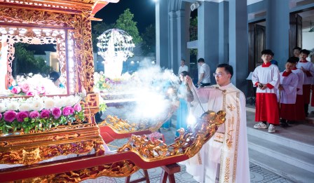 Giáo Xứ Bãi Dòng Rước Kiệu Kính Đức Mẹ